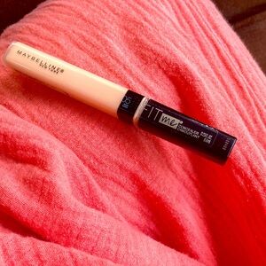 NWT Maybelline concealer Light 05 still has seal